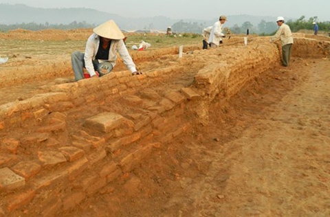 Khu vực hiện trường đang khai quật ph&aacute;t hiện khu nền th&aacute;p Chăm &ldquo;b&iacute; ẩn&rdquo;. (Ảnh: Viện khảo cổ)