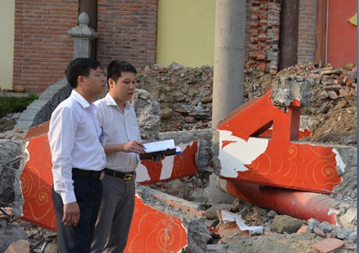 Lực lượng li&ecirc;n ng&agrave;nh kiểm tra, lập bi&ecirc;n bản tại hiện trường x&acirc;y dựng tr&aacute;i ph&eacute;p trong khu danh thắng Y&ecirc;n Tử v&agrave;o chiều 23/10