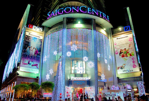 Trung t&acirc;m thương mại  Saigon Center được đ&acirc;̀u tư trang trí khá hoành tráng đ&ecirc;̉ thu hút khách 