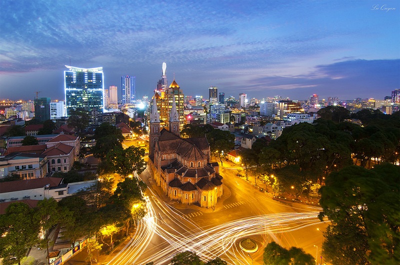 Nhà Thờ Đức Bà là m&ocirc;̣t trong những địa đi&ecirc;̉m chơi Giáng sinh được giới trẻ ưa thích nh&acirc;́t tại Sài Gòn 