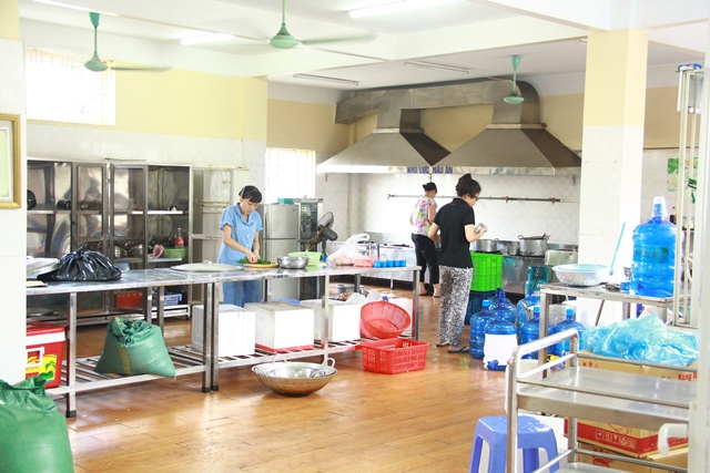 Cơm miễn ph&iacute; phục vụ thi đại học được chế biến trong địa điểm sạch sẽ 