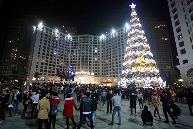 Royal City - Địa điểm chụp ảnh Noel ở H&agrave; Nội ho&agrave;nh tr&aacute;ng nhất năm 2015