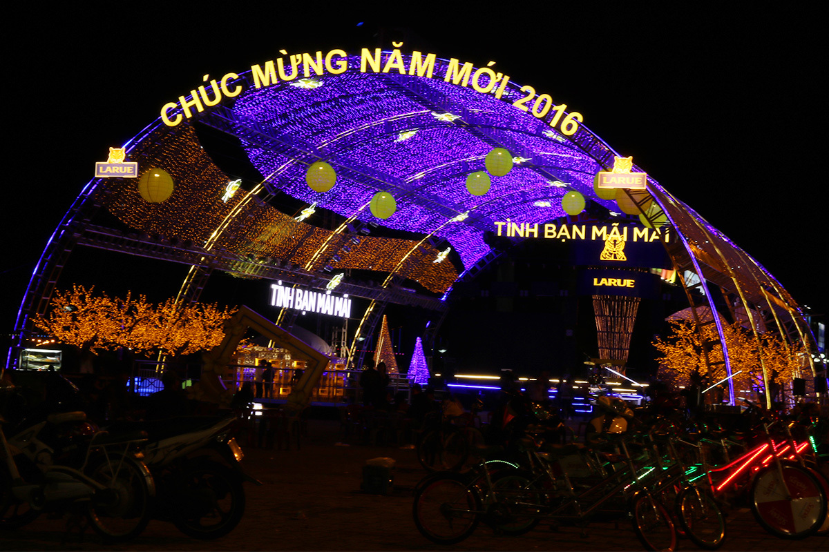 Con đường &aacute;nh s&aacute;ng tại Đ&agrave; Nẵng chắc chắn l&agrave; một địa điểm chụp ảnh Tết &Acirc;m lịch nhất định phải đến
