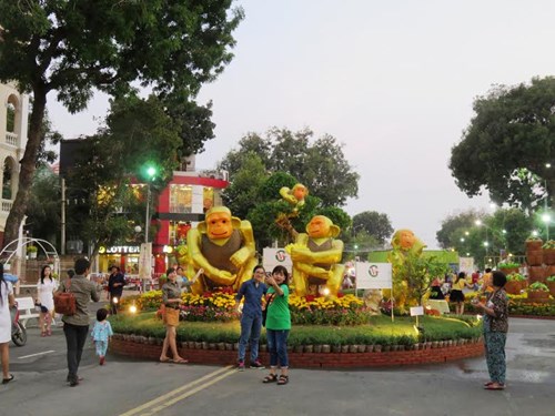 Những ch&uacute; khỉ tại đường hoa H&ugrave;ng Vương hứa hẹn tạo n&ecirc;n địa điểm chụp ảnh Tết &Acirc;m lịch B&iacute;nh Th&acirc;n l&yacute; tưởng