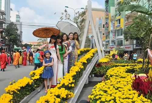 Đường hoa nghệ thuật l&agrave; một địa điểm chụp ảnh Tết &Acirc;m lịch y&ecirc;u th&iacute;ch của người d&acirc;n Cần Thơ