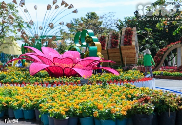 Đường hoa Trấn Bi&ecirc;n dần dần trở th&agrave;nh địa điểm chụp ảnh Tết &Acirc;m lịch quen thuộc đối với người d&acirc;n Đồng Nai