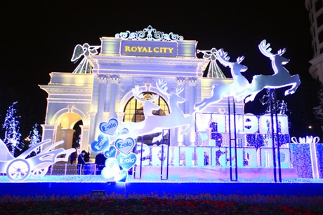 Các trung t&acirc;m thương mại lu&ocirc;n là địa đi&ecirc;̉m đi chơi Noel được nhi&ecirc;̀u b&acirc;̣c cha mẹ lựa chọn 