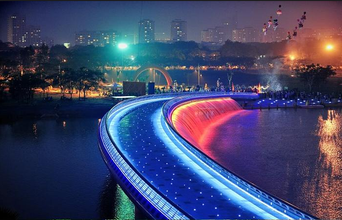Cầu &Aacute;nh Sao lung linh trong đ&ecirc;m. Ảnh: ST