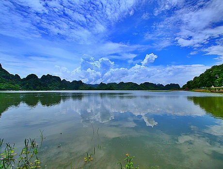 Hồ Quan Sơn hay c&ograve;n gọi l&agrave; 'Hạ Long cạn'