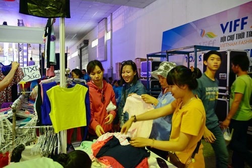 Thỏa sức mua sắm tại hội chợ khuyến mại Tết Dương lịch. Ảnh: Diệu Thùy Thỏa sức mua sắm tại hội chợ khuyến mại Tết Dương lịch. Ảnh: Diệu Thùy
