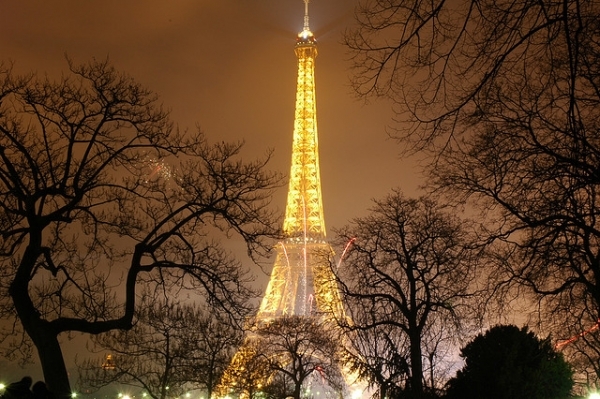 Th&aacute;p Eiffel l&agrave; một trong những địa điểm đi chơi Tết dương lịch hấp dẫn nhất