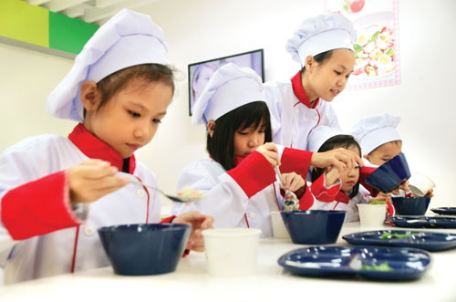 B&eacute; tập l&agrave;m đầu bếp tại Khu vui chơi Vietopia ng&agrave;y 1/6