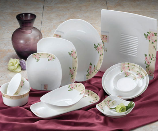 Những sản phẩm nhiều m&agrave;u sắc họa tiết cần cẩn trọng khi chọn lựa v&igrave; c&oacute; thể l&agrave; dấu hiệu ẩn của gốm sứ nhiễm ch&igrave;