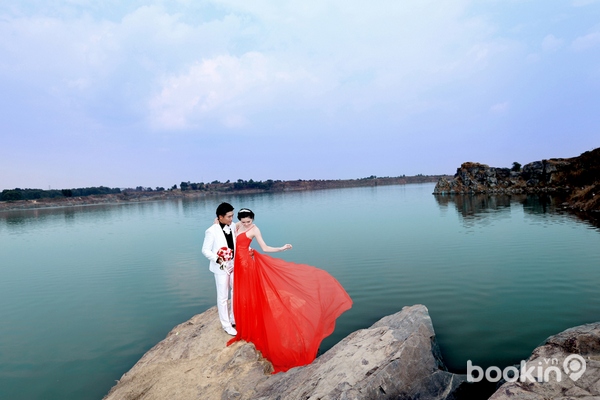 Hồ đ&aacute; c&oacute; khung cảnh thi&ecirc;n nhi&ecirc;n hoang sơ, h&ugrave;ng vĩ với những v&aacute;ch đ&aacute; rất đẹp