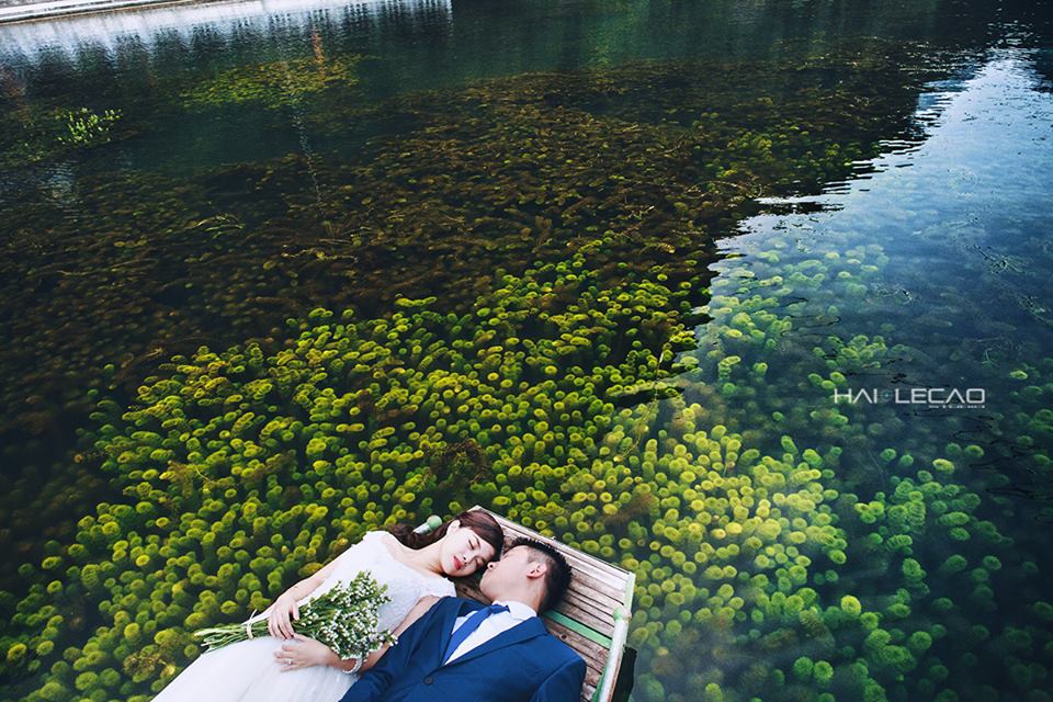 Tr&agrave;ng An, Ninh B&igrave;nh l&agrave; một địa điểm chụp ảnh cưới đẹp h&uacute;t hồn với phong cảnh hoang sơ v&agrave; v&ocirc; c&ugrave;ng ấn tượng