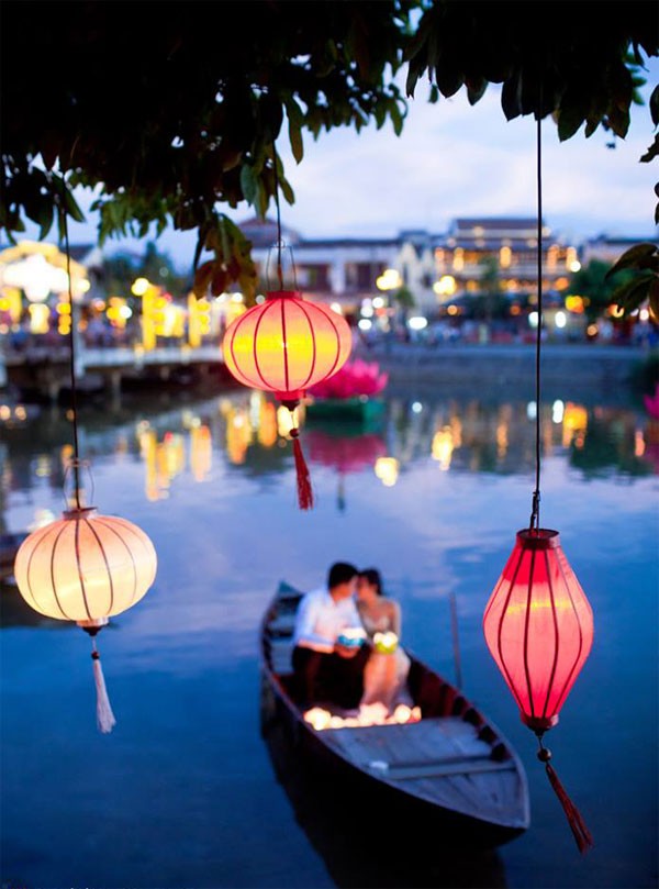 Phố cổ Hội An l&agrave; địa điểm l&atilde;ng mạn kh&ocirc;ng thể bỏ qua khi chụp ảnh cưới ở Đ&agrave; Nẵng