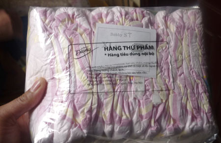 r&ecirc;n bao b&igrave; c&aacute;c t&uacute;i bỉm, t&atilde; giấy &ldquo;h&agrave;ng trần&rdquo; đều ghi r&otilde; l&agrave; h&agrave;ng lỗi v&agrave; chỉ sử dụng nội bộ