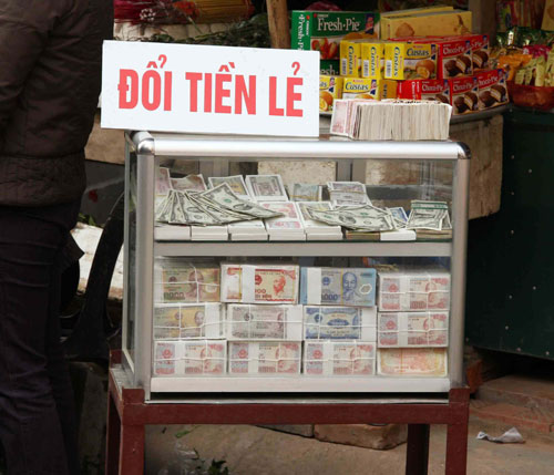 Dịch vụ đổi tiền lẻ c&oacute; thể bị xử phạt tới 40 triệu đồng