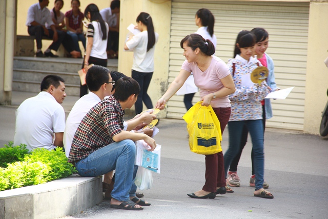 Những chiếc quạt được phát miễn phí cho phụ huynh và học sinh