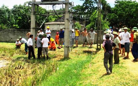 Điện giật tr&acirc;u b&ograve; quanh khu vực trạm biến &aacute;p khiến nhiều hộ d&acirc;n lo sợ
