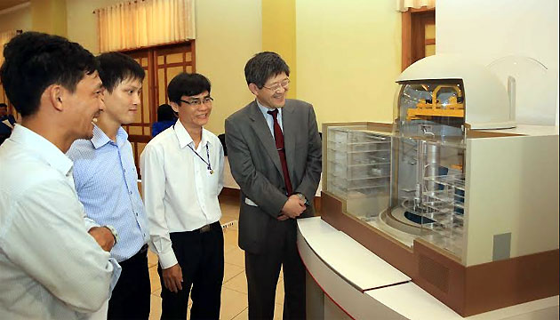 Tham quan m&ocirc; h&igrave;nh nh&agrave; m&aacute;y điện hạt nh&acirc;n