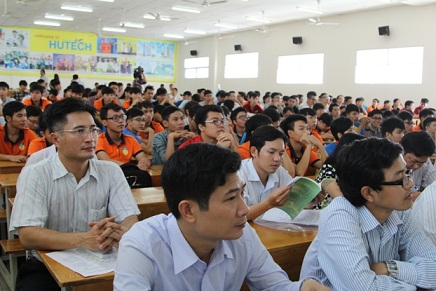 Sinh vi&ecirc;n trường HUTECH được cung cấp kiến thức cơ bản về chương tr&igrave;nh ph&aacute;t triển điện hạt nh&acirc;n tại Việt Nam
