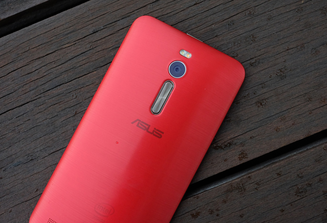 Mặt sau của Asus Zenfone 2 c&oacute; đường cong dễ nhận biết, vừa vặn khi cầm nắm trong l&ograve;ng b&agrave;n tay