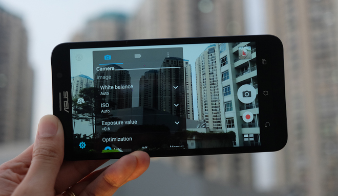 Asus Zenfone sở hữu camera sau 13MP v&agrave; camera trước 5MP