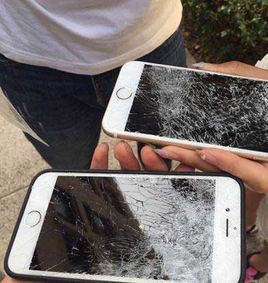 Điện thoại iPhone bị vỡ tan t&agrave;nh