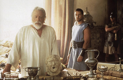 Oliver Reed l&agrave; diễn vi&ecirc;n phim trong vai l&atilde;o chủ n&ocirc; lệ tham lam v&agrave; keo kiệt