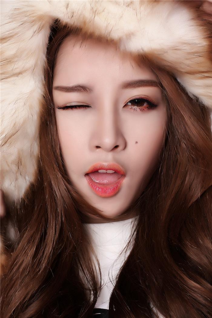 Hot girl sở hữu làn da trắng hồng, đôi mắt có hồn và bờ môi gợi cảm.