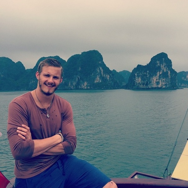 Alexander Ludwig chia sẻ bức ảnh k&egrave;m theo d&ograve;ng ch&uacute; th&iacute;ch: 