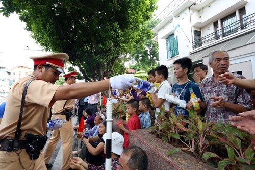 Hành động kịp thời, tình nghĩa của các chiến sỹ Công an Hành động kịp thời, tình nghĩa của các chiến sỹ Công an