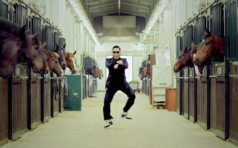 PSY v&agrave; điệu nhảy ngựa đặc trưng trong MV Gangnam style 