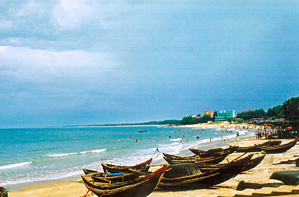 T&agrave;u hỏa cũng l&agrave; một phương tiện an to&agrave;n để nhiều gia đ&igrave;nh lựa chọn. T&agrave;u sẽ chạy từ H&agrave; Nội, xuống ga Vinh, c&aacute;c bạn thu&ecirc; xe hoặc bắt taxi Mai Linh v&agrave;o Cửa L&ograve; với gi&aacute; khoảng 200.000đ, xe 7 chỗ. Kh&aacute;ch sạn v&agrave; nh&agrave; nghỉ tại Cửa L&ograve; rất phong ph&uacute; về số lượng cũng như về gi&aacute; cả. Chất lượng kh&aacute;ch sạn tại đ&acirc;y kh&ocirc;ng thể so s&aacute;nh với những nơi chuy&ecirc;n nghiệp về du lịch như Nha Trang, Đ&agrave; Nẵng, nhưng n&oacute;i chung cũng kh&aacute; tốt. Nếu đ&atilde; đến Cửa L&ograve; th&igrave; c&aacute;c bạn cũng c&oacute; thể thu&ecirc; xe taxi về thăm qu&ecirc; B&aacute;c, thăm nh&agrave; tưởng niệm v&agrave; thăm mộ b&agrave; Ho&agrave;ng Thị Loan. Nếu c&oacute; &yacute; định mua t&ocirc;m kh&ocirc;, mực kh&ocirc; về l&agrave;m qu&agrave; th&igrave; ở cuối đường B&igrave;nh Minh c&oacute; một c&aacute;i chợ, c&aacute;c bạn c&oacute; thể ra đ&oacute; mua. Ch&uacute; &yacute; l&agrave; chợ n&agrave;y chỉ mở buổi chiều th&ocirc;i nh&eacute;, buổi s&aacute;ng cũng c&oacute; nhưng kh&aacute; l&egrave;o t&egrave;o.