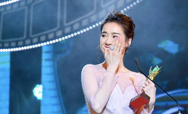 Bỏ mặc ồn &agrave;o chuyện t&igrave;nh &aacute;i, Nh&atilde; Phương vẫn xinh đẹp nhận giải C&aacute;nh Diều 2017