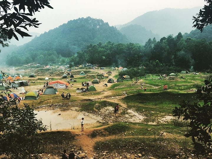 Ngo&agrave;i ra, nơi đ&acirc;y c&ograve;n c&oacute; show diễn ảo thuật, b&oacute;ng khổng lồ, ca nhạc s&ocirc;i động&hellip; Cạnh khu vực tr&ograve; chơi l&agrave; khu ẩm thực v&agrave; c&aacute;c quầy b&aacute;n đồ lưu niệm. Gi&aacute; v&eacute; tham gia game nhập vai từ 100.000 đến 150.000 đồng mỗi người, t&ugrave;y mỗi nh&oacute;m tuổi. Hiện c&aacute;c tuyến xe bu&yacute;t miễn ph&iacute; vẫn chạy h&agrave;ng ng&agrave;y đưa kh&aacute;ch đến khu đ&ocirc; thị c&aacute;ch trung t&acirc;m H&agrave; Nội khoảng 15 km.