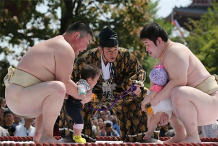 Nhật Bản: Độc đ&aacute;o với lễ hội Sumo dọa trẻ em c&oacute; lịch sử hơn 400 năm