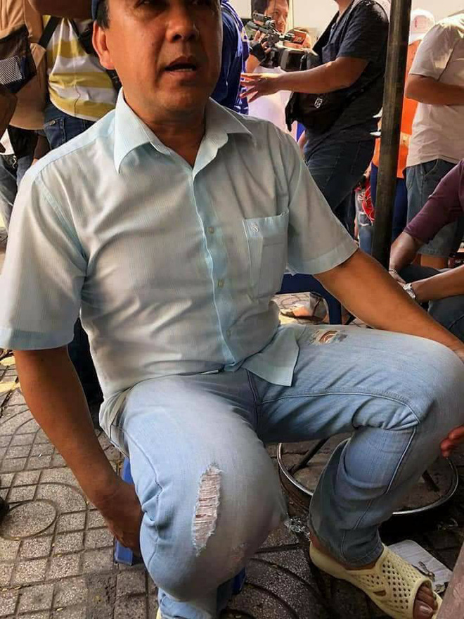MC Quyền Linh đi d&eacute;p tổ ong xuất hiện lặng lẽ lo hậu sự cho hiệp sĩ đường phố tử nạn