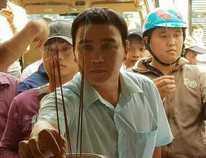 MC Quyền Linh đi d&eacute;p tổ ong xuất hiện lặng lẽ lo hậu sự cho hiệp sĩ đường phố tử nạn