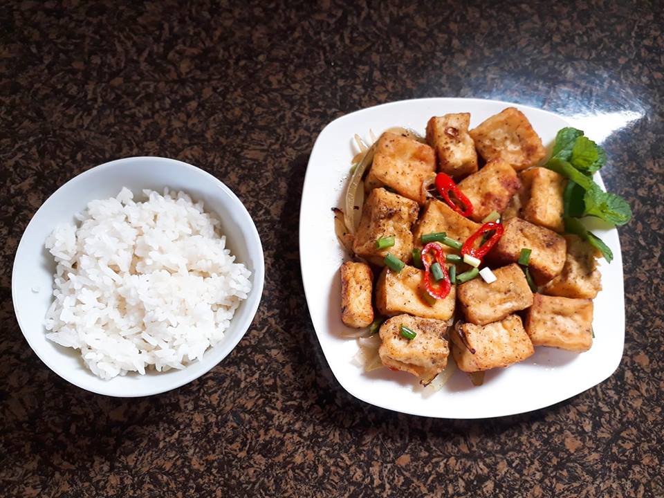 C&aacute;ch l&agrave;m m&oacute;n đậu phụ rang muối gi&ograve;n ngon