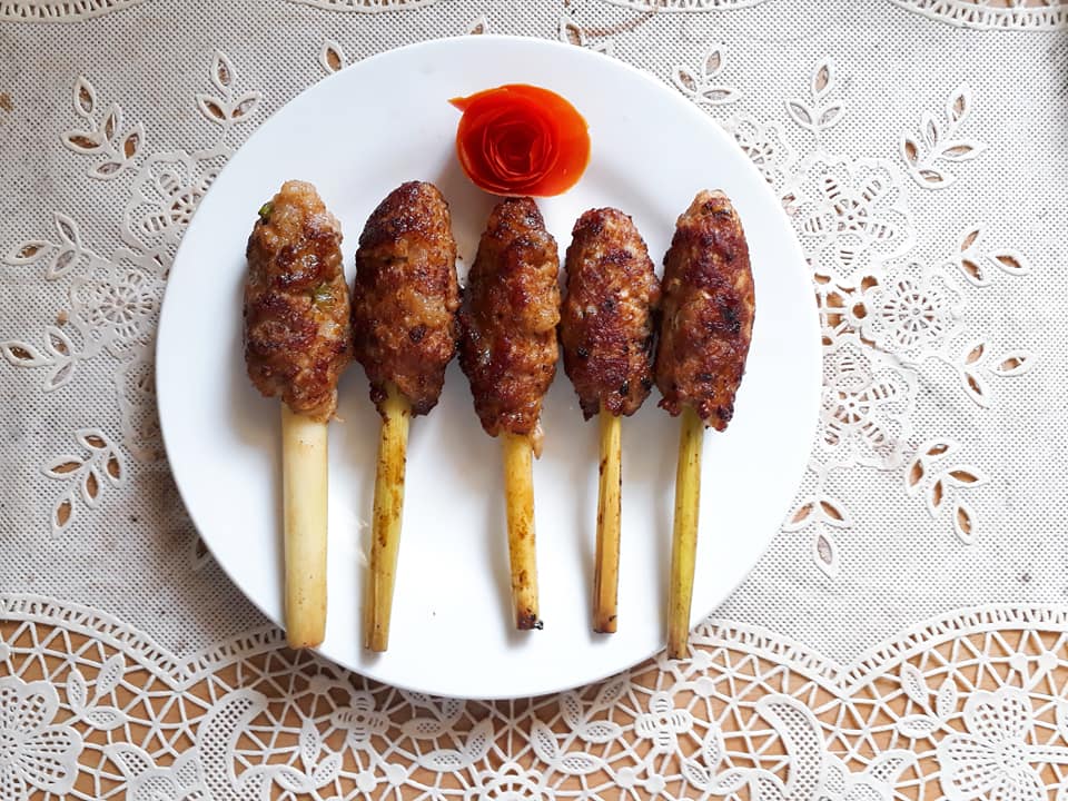 C&aacute;ch l&agrave;m m&oacute;n thịt heo bọc sả chi&ecirc;n v&agrave;ng thơm ngon