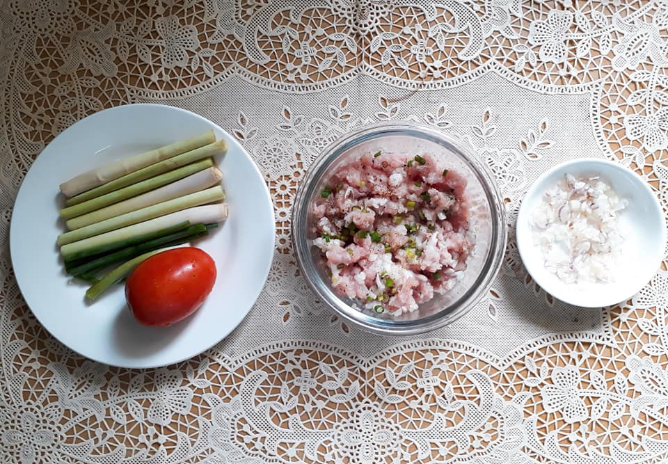 C&aacute;ch l&agrave;m m&oacute;n thịt heo bọc sả chi&ecirc;n v&agrave;ng thơm ngon