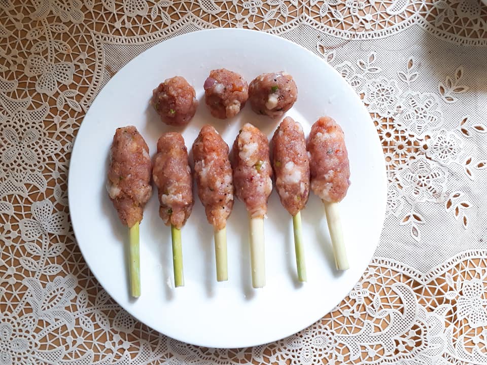 C&aacute;ch l&agrave;m m&oacute;n thịt heo bọc sả chi&ecirc;n v&agrave;ng thơm ngon