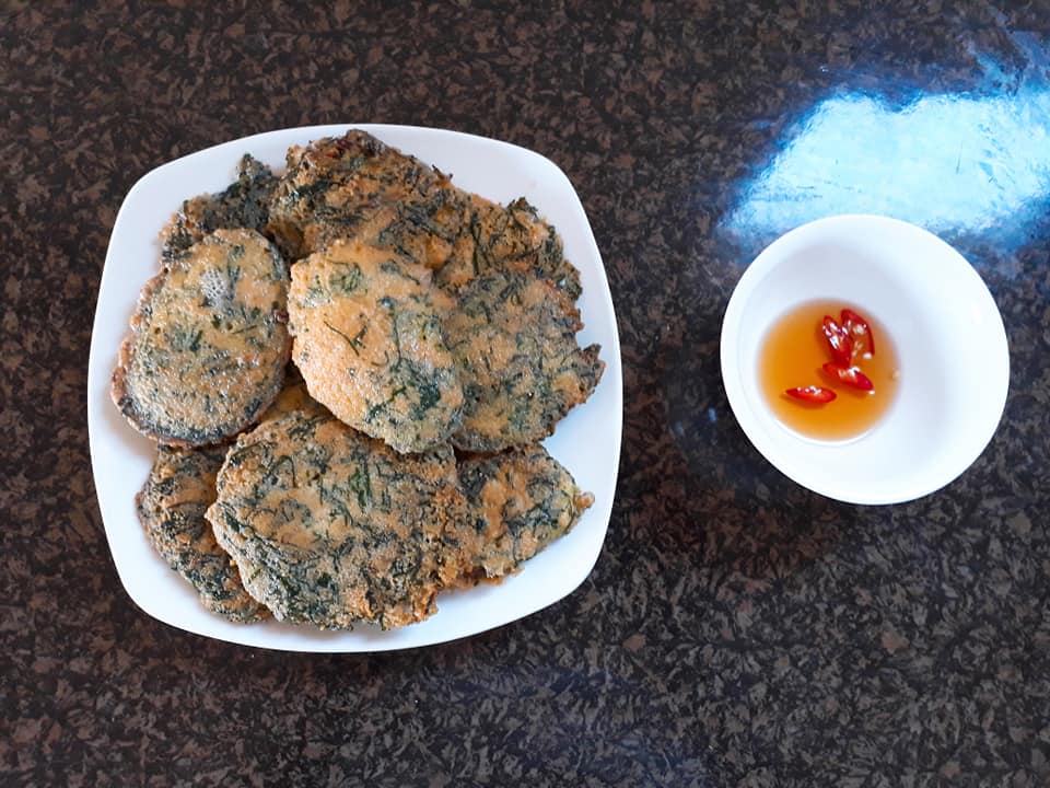 C&aacute;ch l&agrave;m m&oacute;n trứng c&aacute; chi&ecirc;n l&aacute; lốt thơm ngon, lạ miệng
