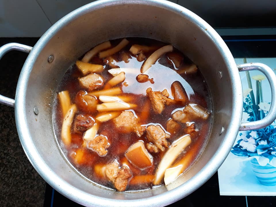C&aacute;ch l&agrave;m thịt kho dừa thơm ngon, b&eacute;o ngậy