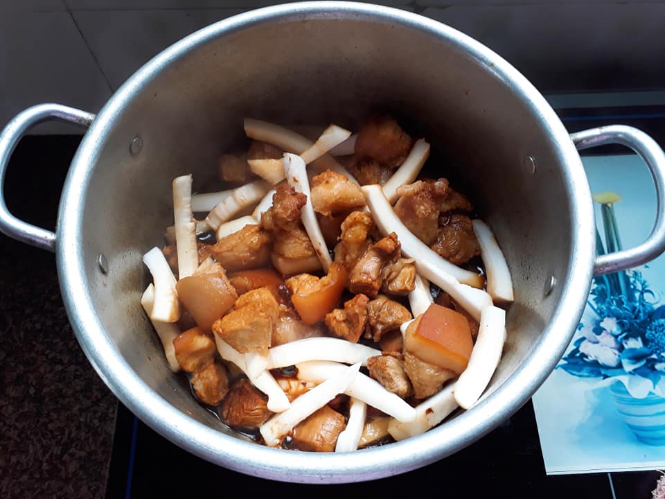 C&aacute;ch l&agrave;m thịt kho dừa thơm ngon, b&eacute;o ngậy