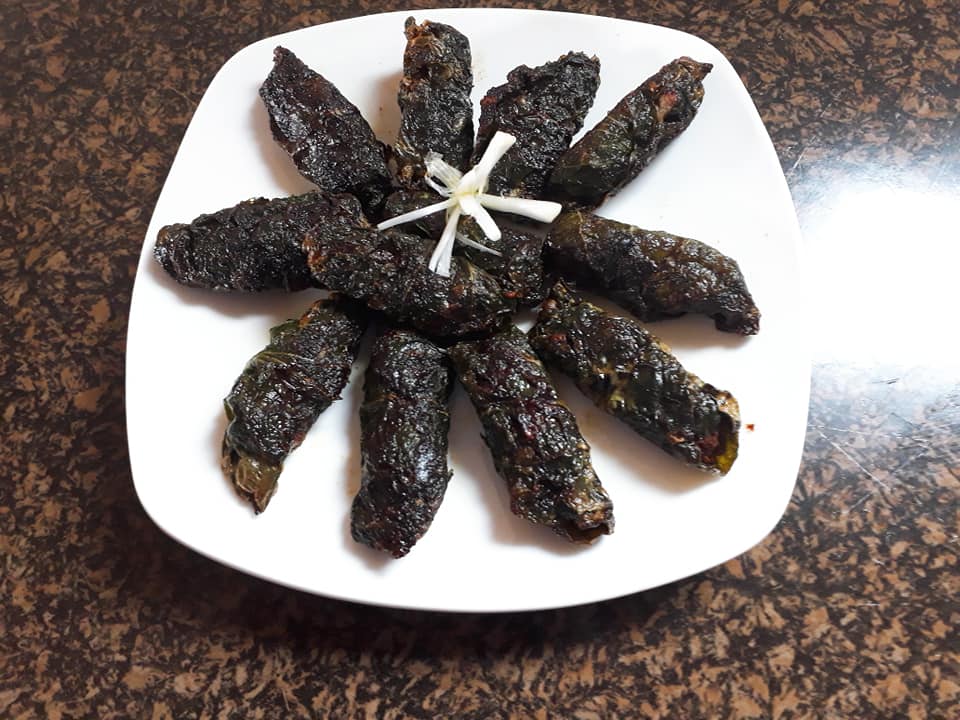 Bước 3: Đặt chảo l&ecirc;n bếp, cho dầu ăn v&agrave;o đun cho đến khi dầu n&oacute;ng, sau đ&oacute; cho lần lượt từng miếng chả v&agrave;o r&aacute;n, r&aacute;n đều từng mặt đến khi chả ch&iacute;n.