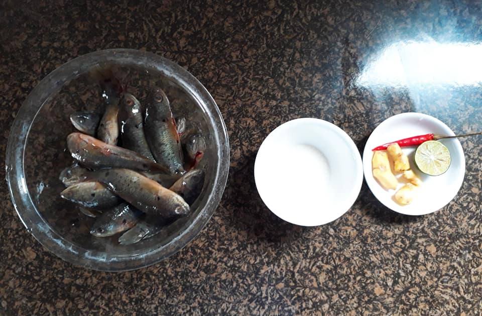 C&aacute;ch l&agrave;m m&oacute;n c&aacute; r&ocirc; đồng chi&ecirc;n thơm ngon, gi&ograve;n rụm