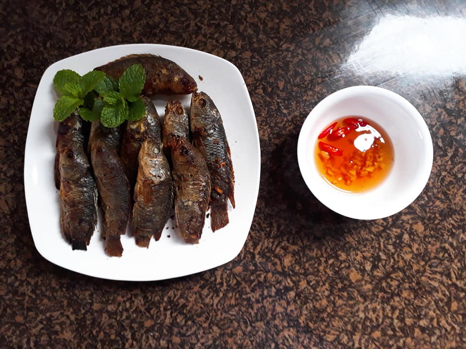 C&aacute;ch l&agrave;m m&oacute;n c&aacute; r&ocirc; đồng chi&ecirc;n thơm ngon, gi&ograve;n rụm
